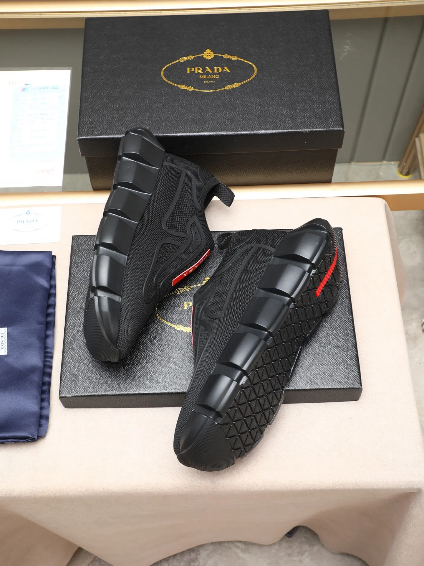 Men's shoes 💰460 PRADA/Prada men's lace-up casual sports shoes, the upper is made of high-elastic fly woven➕joined with breathable mesh. It is soft, comfortable and breathable. The tongue is decorated with the PRADA brand letter logo. The thick rubber sole echoes the red label tongue. The style is fashionable and generous. The details are carefully crafted. A casual sports shoe with a super western style and excellent breathability!  Size: 38-44 (45 46 customized)